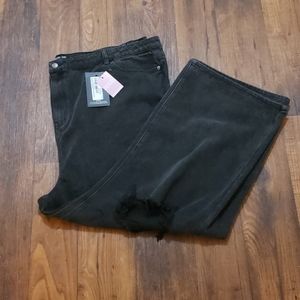 PRETTYLITTLETHING PLUS Washed Black Knee Rip Jeans